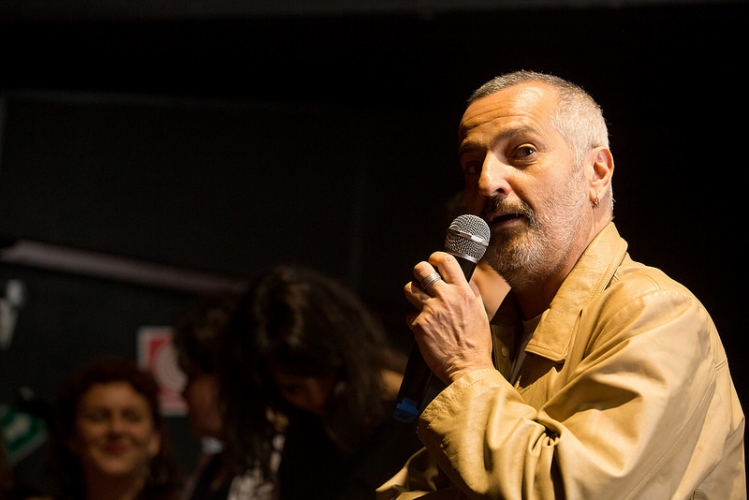 O diretor Lírio Ferreira conversa com o público antes da sessão de seu filme Sangue Azul
