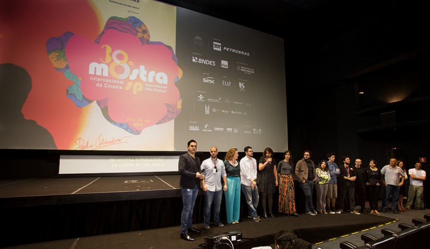 O diretor Gregório Graziosi e sua equipe apresentam a sessão do filme Obra