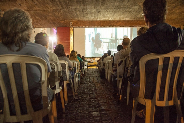 Exibição do filme A Maçã, de Samira Makhmalbaf