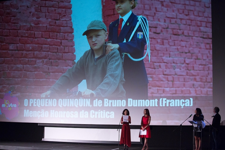 Cerimônia de Encerramento da 38ª Mostra - Tuna Dwek e Flávia Guerra anunciam o Prêmio de Menção Honrosa da Crítica para o filme O Pequeno Quinquin, Bruno Dumont