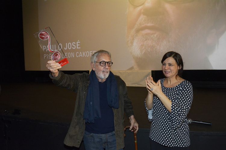 Espaço Itaú de Cinema - Augusta 1 / A diretora da Mostra, Renata de Almeida, entrega o Prêmio Leon Cakoff ao ator Paulo José