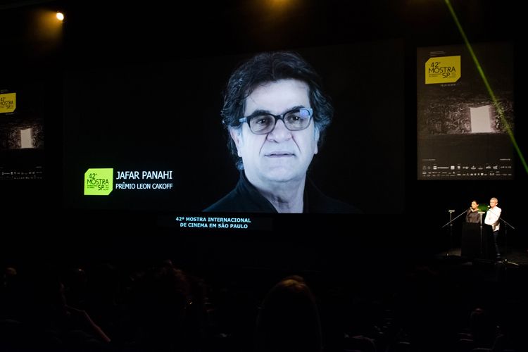  Auditorio Ibirapuera/ 42ª Mostra Internacional de Cinema/São Paulo Int`l Film Festival - Cerimônia de Premiação e Encerramento - Na tela: Jafar Panahi, vencedor do Prêmio Leon Cakoff