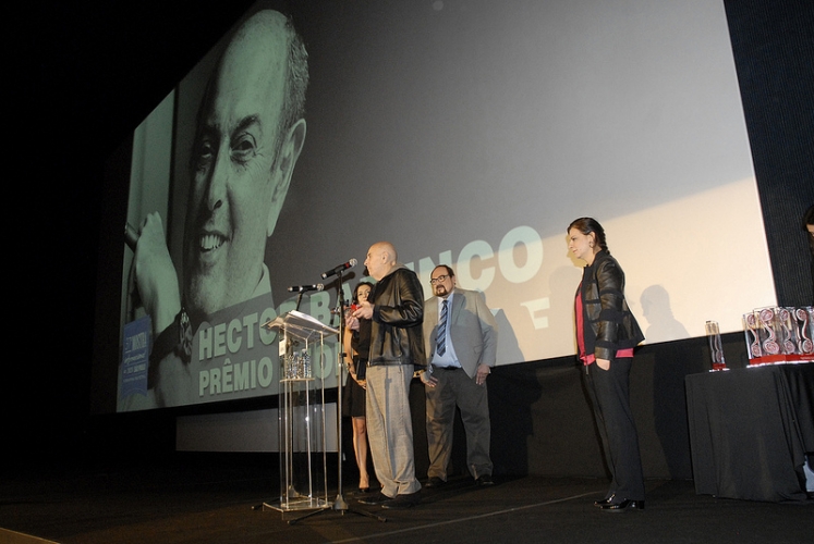 Cinesesc - Solenidade de encerramento da 37a Mostra - Renata de Almeida entrega o Prêmio Leon Cakoff a Hector Babenco