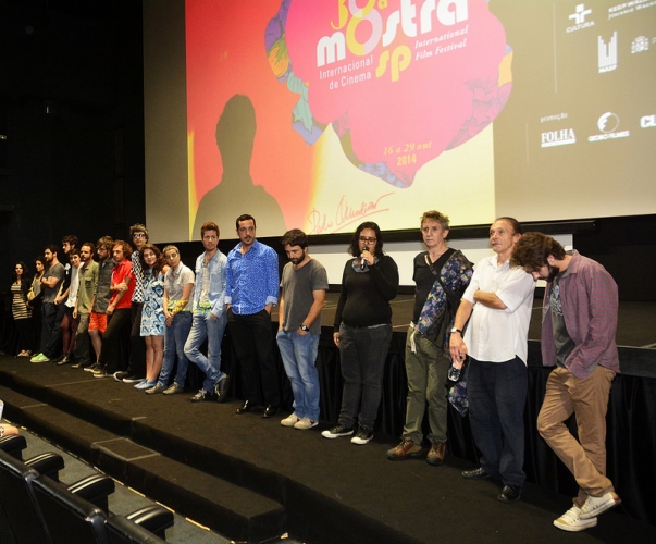 Juliana Rojas apresenta a equipe na sessão do filme Sinfonia da Necrópole