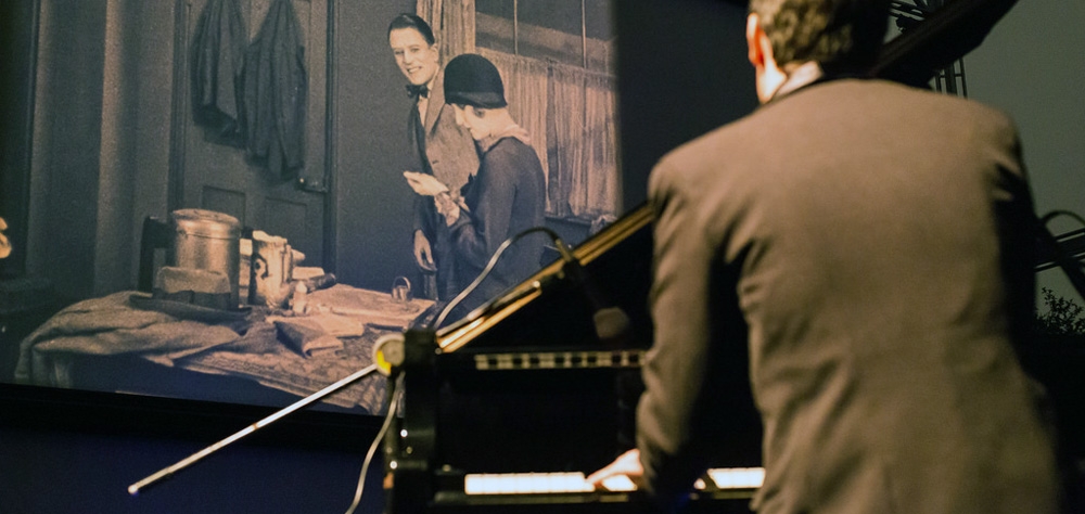 Público lota o jardim da Cinemateca para ver “O Inquilino” com música ao vivo do pianista Tony Berchmans