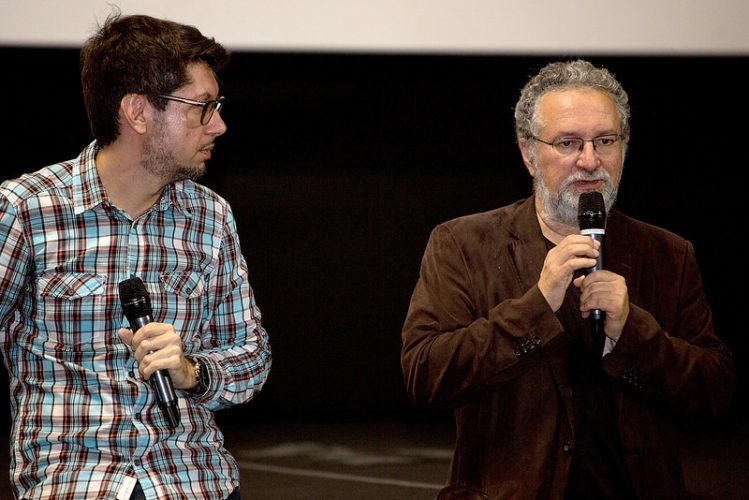 O jornalista Thiago Stivaletti e o crítico Jean-Michel Frodon apresentam o filme As Pontes de Sarajevo